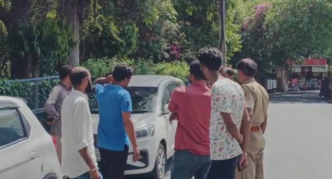 Udaipur News : पर्यटक की कार के कांच फोड़ कर नगदी, जेवर, कपड़े चोर ले उड़े